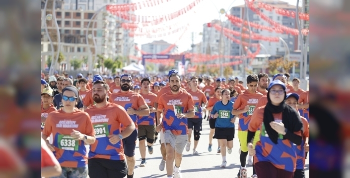 Tarihin kalbinde 2 bin kişi koştu: Arslantepe Yarı Maratonu'