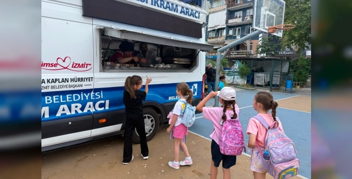 Tatil öncesi İzmitli çocuklara sürpriz: Belediyeden ikramlıklar