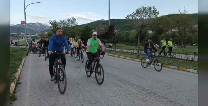 Tatvan'da bisiklet tutkunları çevre ve sağlık için pedal çevirdi