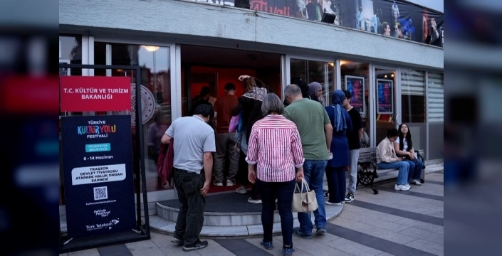 Trabzon'da tiyatro ve geleneksel sanatlar buluştu