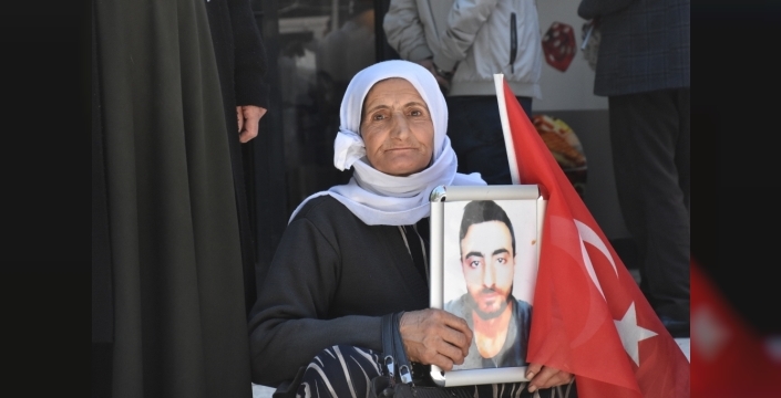 Van'da evlat nöbeti devam ediyor: Aileler umutla bekliyor