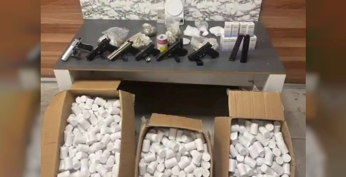 Zeytinburnu'nda dev uyuşturucu ve silah operasyonu