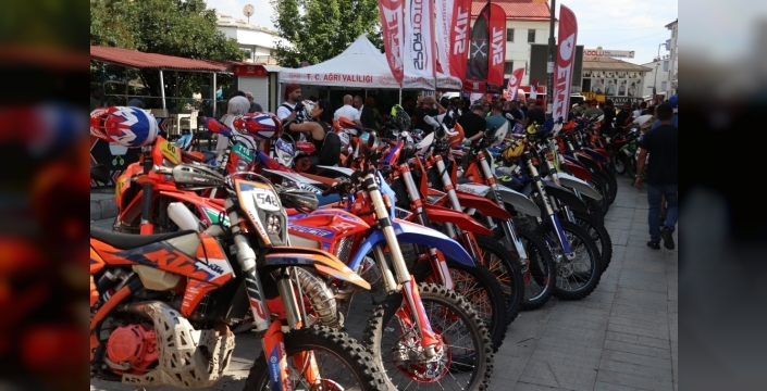 Ağrı caddeleri motosiklet tutkunlarıyla şenlendi: Akrobatik şovlar nefes kesti