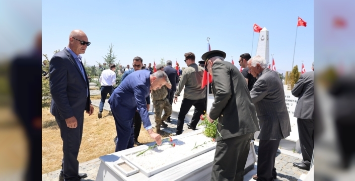 Ağrı Valisi Bozkurt'tan şehitlere vefa ziyareti