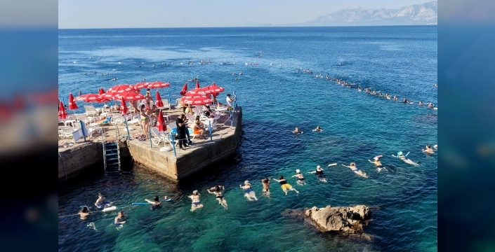 Akdeniz'de güne su cimnastiği ile enerjik bir başlangıç
