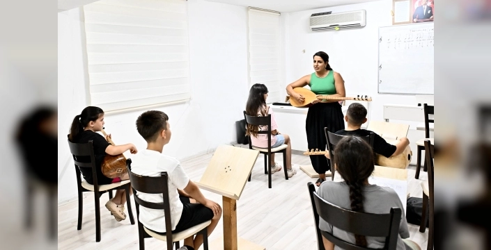 Antalya'da bağlama kursları çocukların yeteneklerini geliştiriyor
