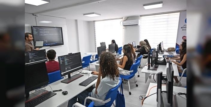 Antalya'da dijital gençlik merkezi DİGEM kapılarını açtı
