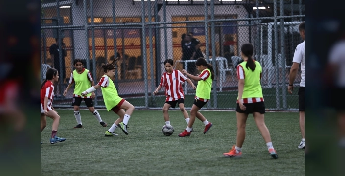 Antalya'da futbol akademisi yaz okulu açıldı