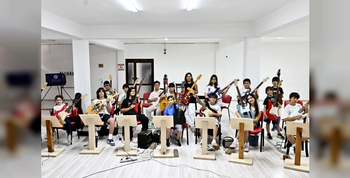 Antalya'da yaz tatilinde gitarın dört hali ile müzik eğitimi