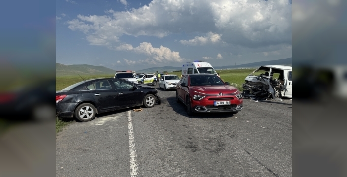 Ardahan'da kaza: Otomobil ve panelvan çarpıştı, 7 yaralı