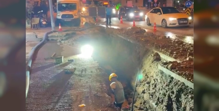 Ayvalık'ta kanalizasyon hattındaki göçük, 36 saatlik yoğun çalışmayla giderildi