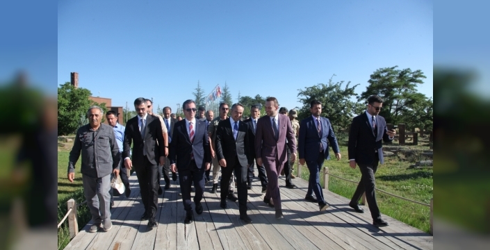 Bakan Yardımcısı Demiralp, Selçuklu Meydan Mezarlığı'nı inceledi