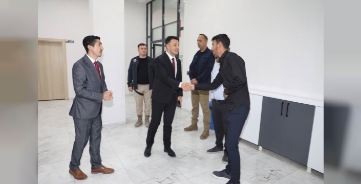 Başkale kaymakamı esnafla dertleşti, vatandaşın nabzını tuttu