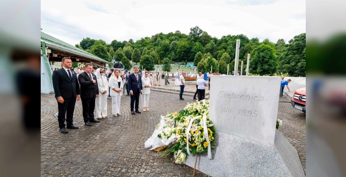 Başkan Tugay, Srebrenica katliamını unutmadı: Anma törenine katıldı