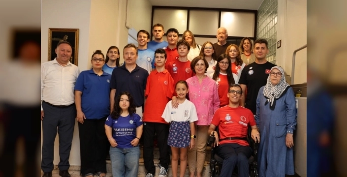 Başkan Ünlüce, şampiyon yüzücülerle gurur dolu bir buluşma gerçekleştirdi