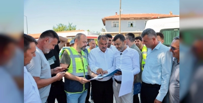 Beyağaç'ta üreticilere müjde: Çavuşoğlu, sera naylonu dağıttı, ilçeye yatırımların sözünü verdi