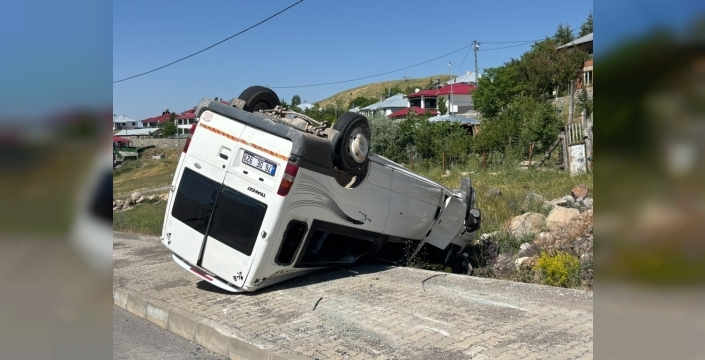 Bingöl'de devrilen minibüsün sürücüsü hastaneye kaldırıldı