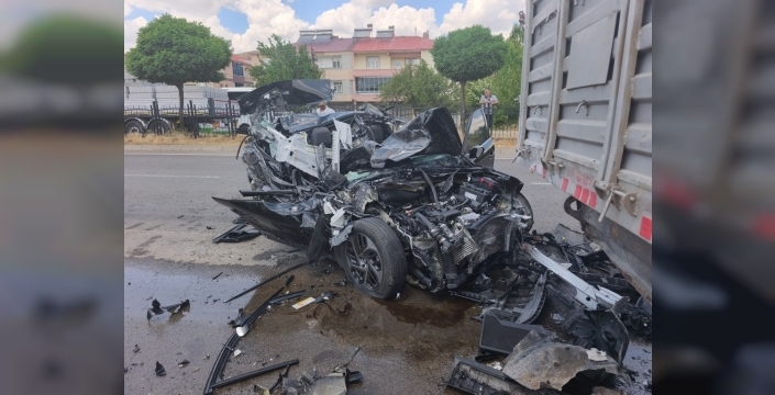 Bingöl'de korkutan kaza: Tıra çarpan otomobil sürücüsü hastanelik oldu