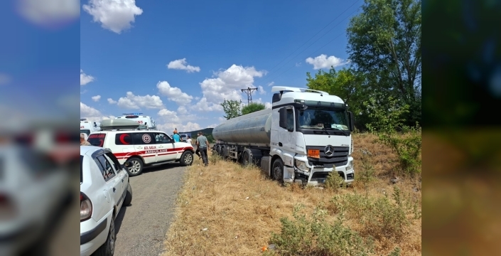 Bingöl'de tankerle çarpışan otomobilde 2 kişi yaralandı