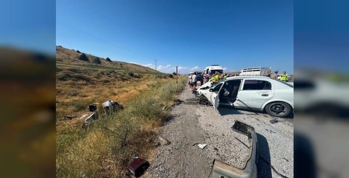 Bitlis'te can pazarı: İki otomobil çarpıştı, 6 yaralı