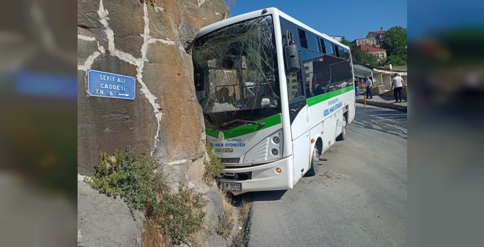 Bitlis'te otobüs, kale duvarına çarparak 5 kişiyi yaraladı
