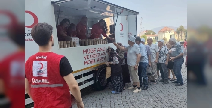 Bornova'da 15 Temmuz ruhu için 2 bin kişilik aşure dağıtıldı