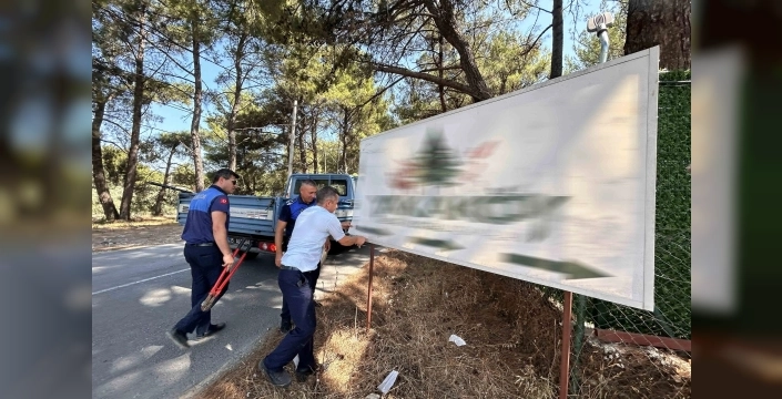 Bornova'da 'çirkinlik' avı: Usulsüz tabelalar birer birer söküldü, işletmeler mercek altına alındı!