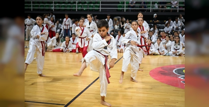 Bornova'da taekwondo zirvesi: 600 sporcu siyah kuşak hayaliyle ter döktü