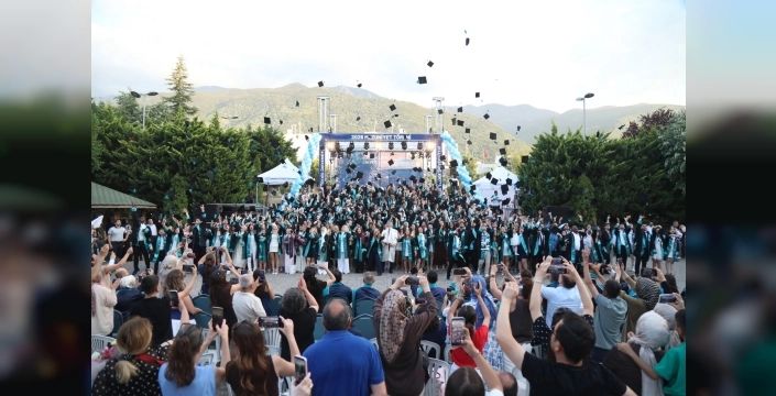 BTÜ'de binlerce mezun diplomalarına kavuştu, Rektörden 'Türkiye Yüzyılı' vurgusu