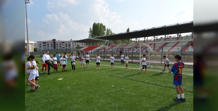 Bulanık Kaymakamı Koşansu, yaz spor okullarındaki öğrencileri ziyaret etti