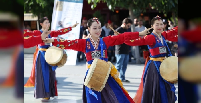 Bursa'da halk dansları şölene dönüştü