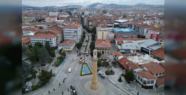 Çorum'da Gazi Caddesi'nde gece asfalt yaması başlıyor