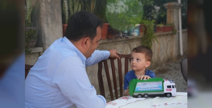 Dalaman'da minik Çağan'ın çöp kamyonu sevgisi ödüllendirildi