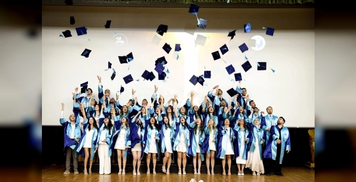 Dokuz Eylül Üniversitesi'nden ilk diş hekimleri diplomalarını aldı, meslek yemini ettiler