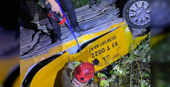 Düzce'de kan donduran kaza: Otomobil 50 metreden böyle yuvarlandı!