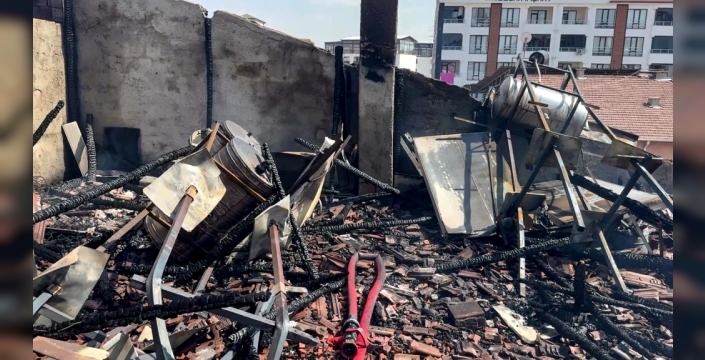 Elazığ'da apartman çatısında yangın: 1 kişi dumandan etkilendi