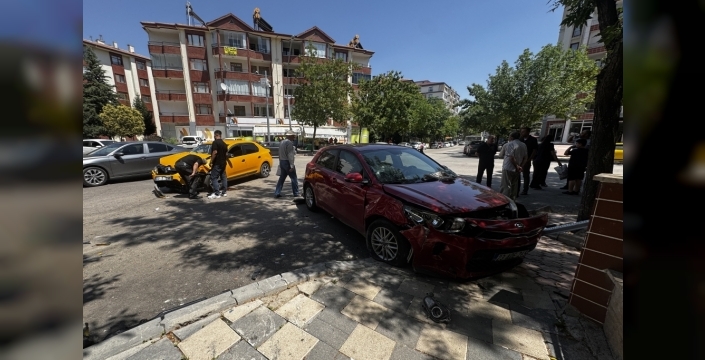 Elazığ'da kaza: Otomobil ile taksi çarpıştı, 6 yaralı