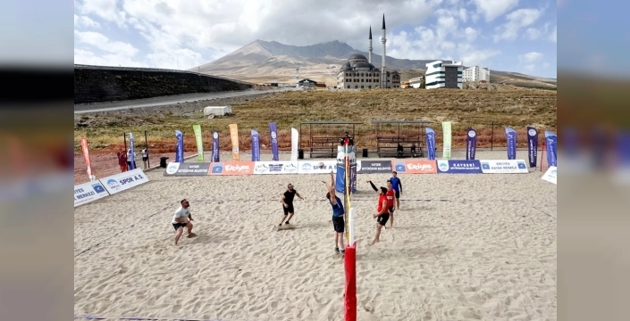 Erciyes'in zirvesinde plaj voleybolu heyecanı başlıyor