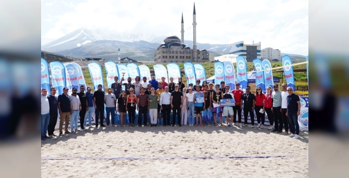 Erciyes'te 2200 Metrede Plaj Voleybolu: Nefes Kesen Mücadeleler ve Ünlü Konuk