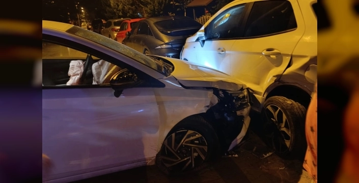 Erikli Sahili'nde otomobil, 4 araca çarptı: Maddi hasar oluştu
