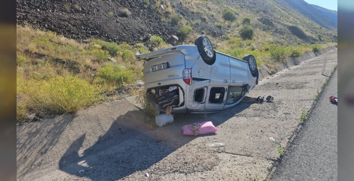 Erzincan'da devrilen hafif ticari araçta 3 kişi yaralandı