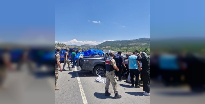 Erzincan'da devrilen kamyonette can pazarı: 1 ölü, 3 yaralı
