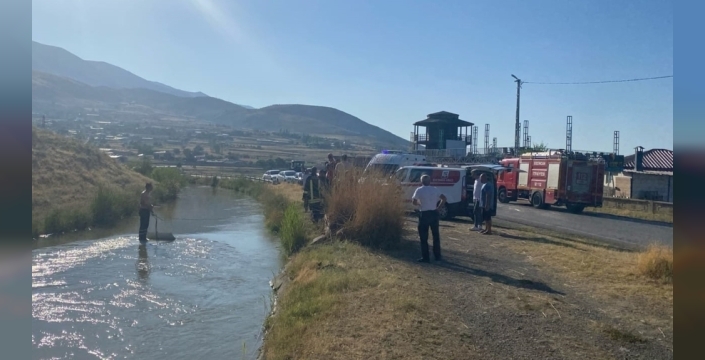 Erzincan'da sulama kanalına düşen otomobilin sürücüsü kurtarıldı