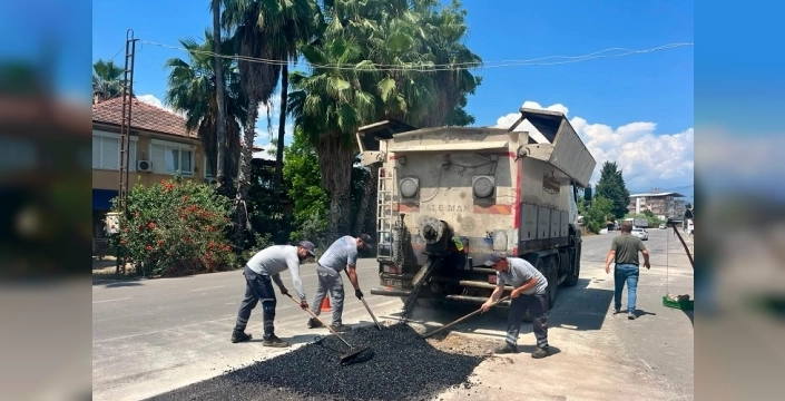 Finike'nin çehresi değişiyor: Yollar yenilendi, bordürler göz alıcı renklere büründü