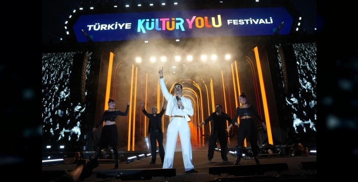 Gökhan Türkmen, Bursa'da unutulmaz bir konserle hayranlarını coşturdu