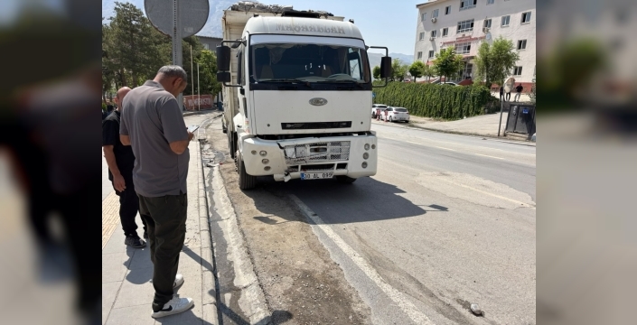 Hakkari'de can pazarı: Otomobil kamyonla böyle çarpıştı, 1 kişi hastanelik oldu