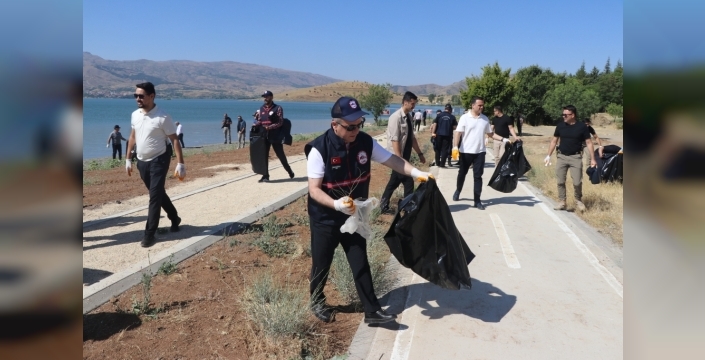 Hazar Gölü çevresinde çevre bilinci için temizlik seferberliği