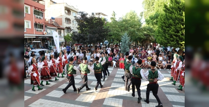 İnegöl, uluslararası danslarla renklendi: Ülkelerden gelen ekipler mahalleleri coşturdu
