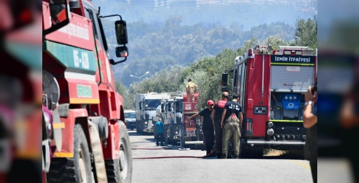 İzmir'de orman yangını korkuttu: İtfaiye zamanla yarıştı, alevler yerleşim yerlerine ulaşmadan söndürüldü