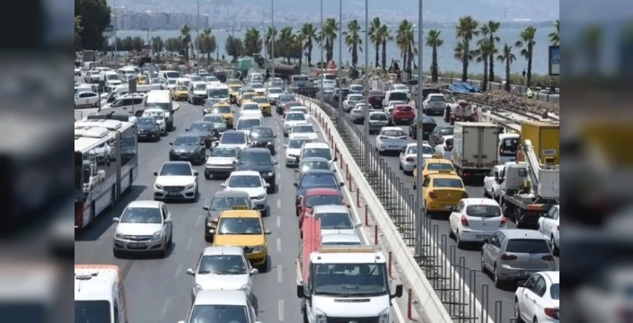 İzmir'de trafik artışı dikkat çekiyor